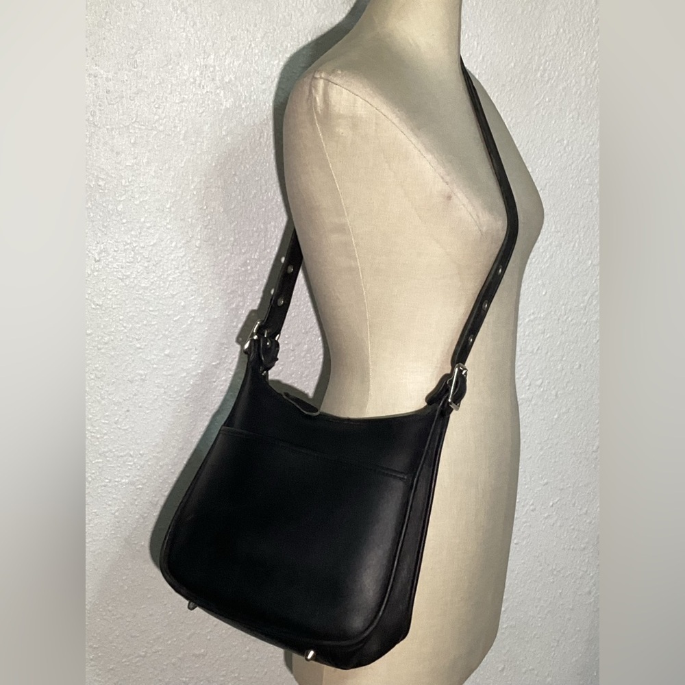 Coach vintage Black Leather cross body/Shoulder Bag